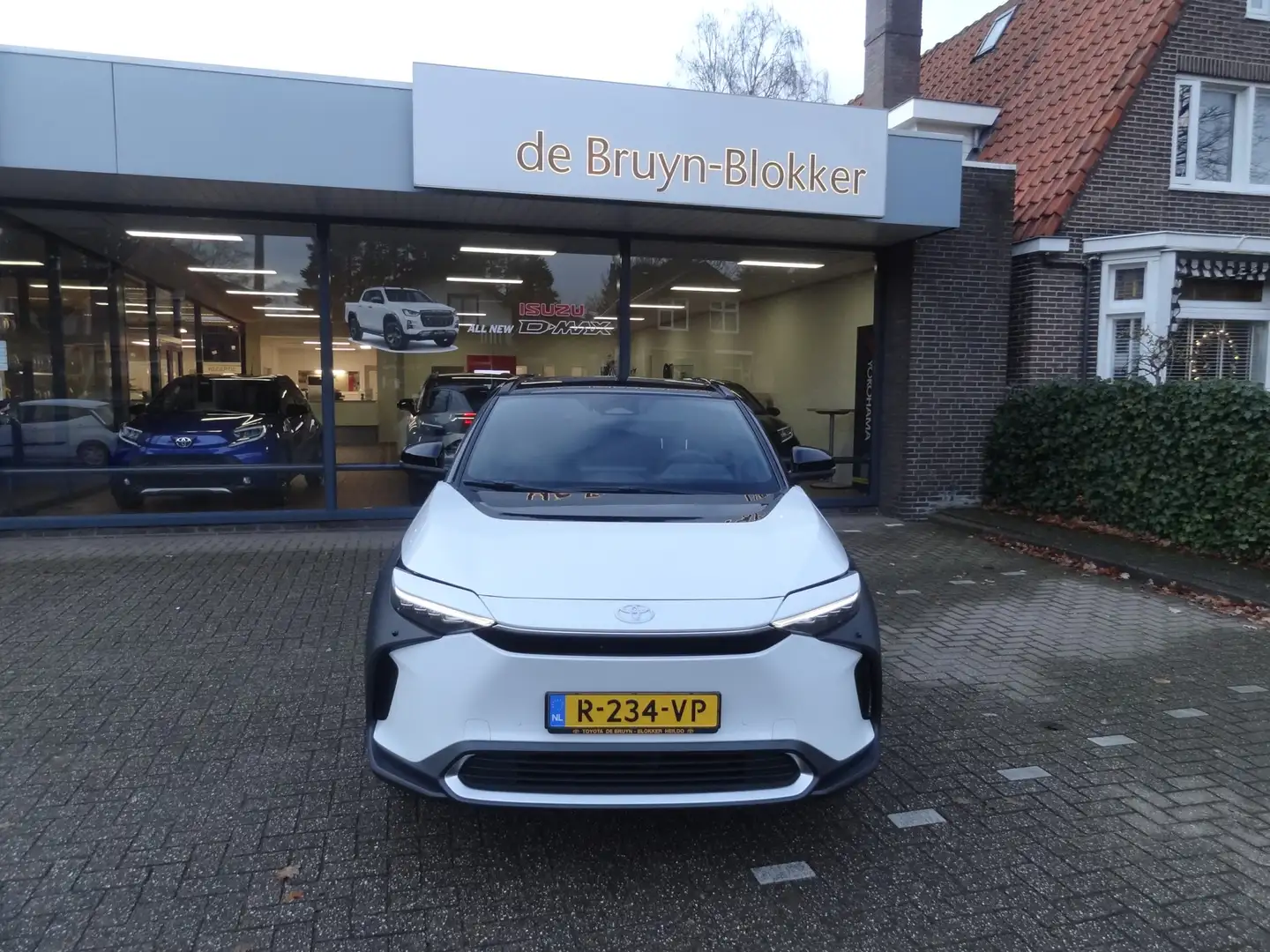 Toyota bZ4X Premium 71 kWh Bi-Tone + Panoramadak Wit - 2