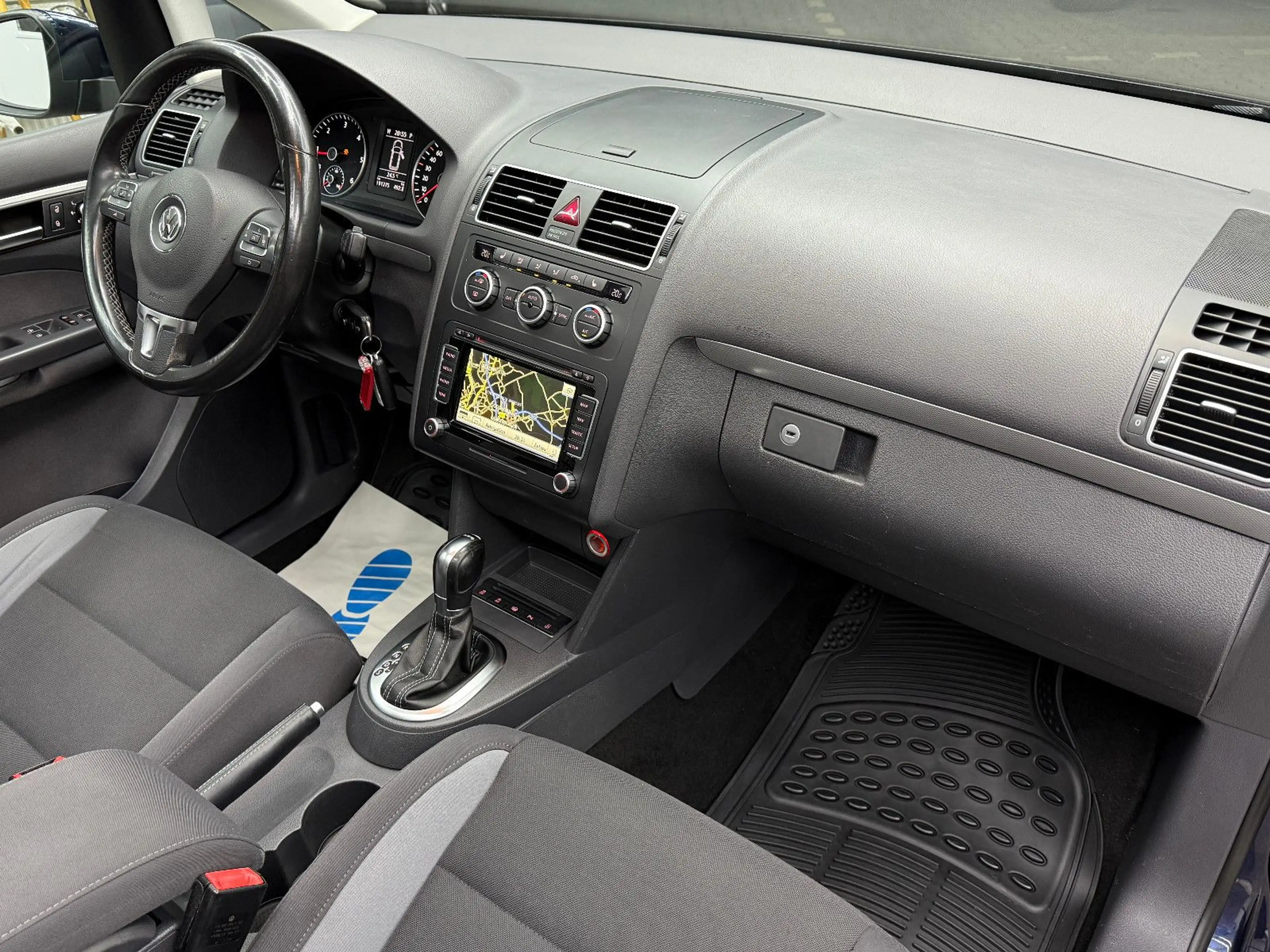 Volkswagen Touran 2.0TDI Life BMT / DSG 7-Sitzer Pano Xenon — photo 7