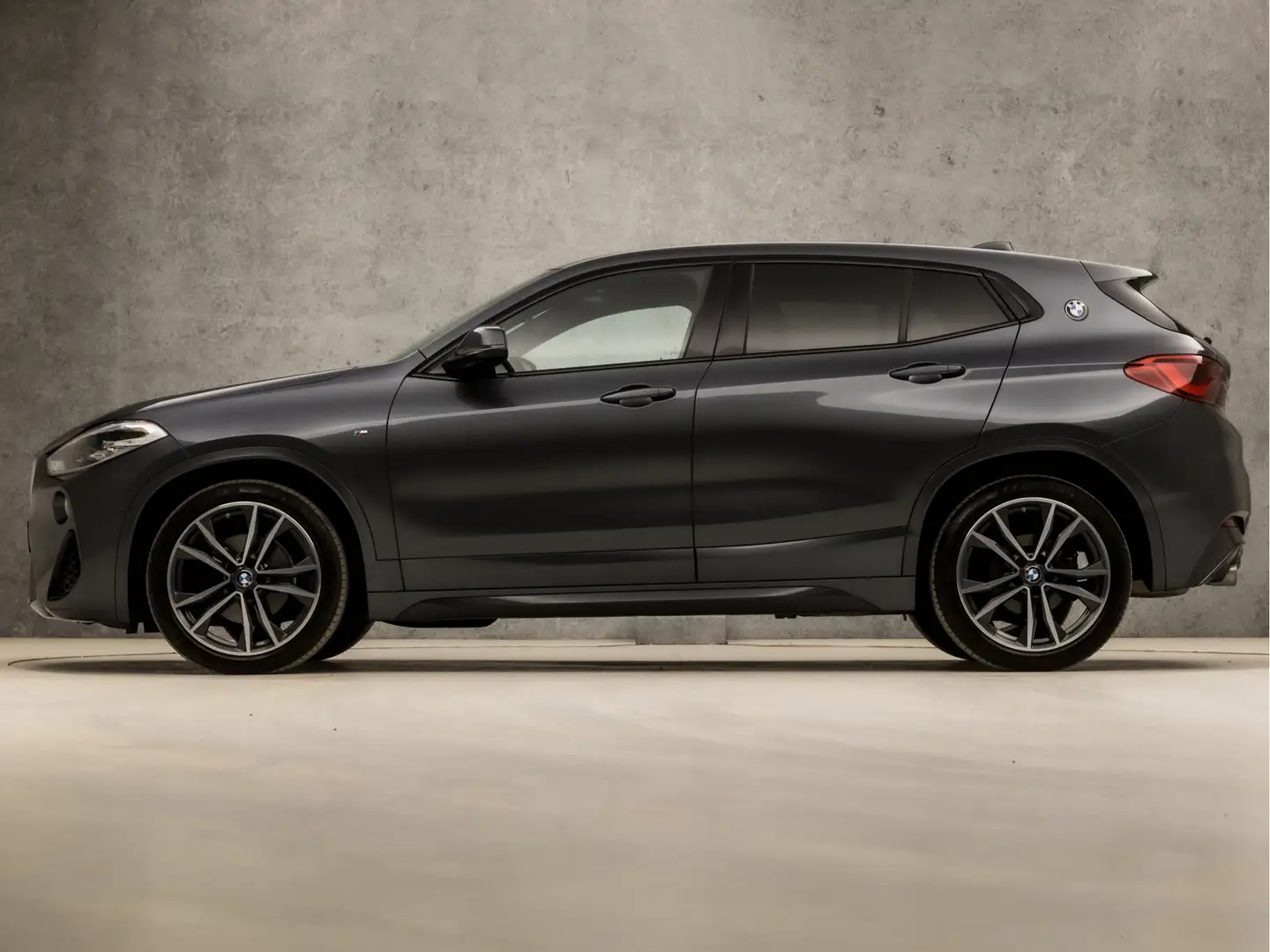 BMW X2 1.8i sDrive M Sport Automaat (NAVIGATIE, M PAKKET, Grijs - 2