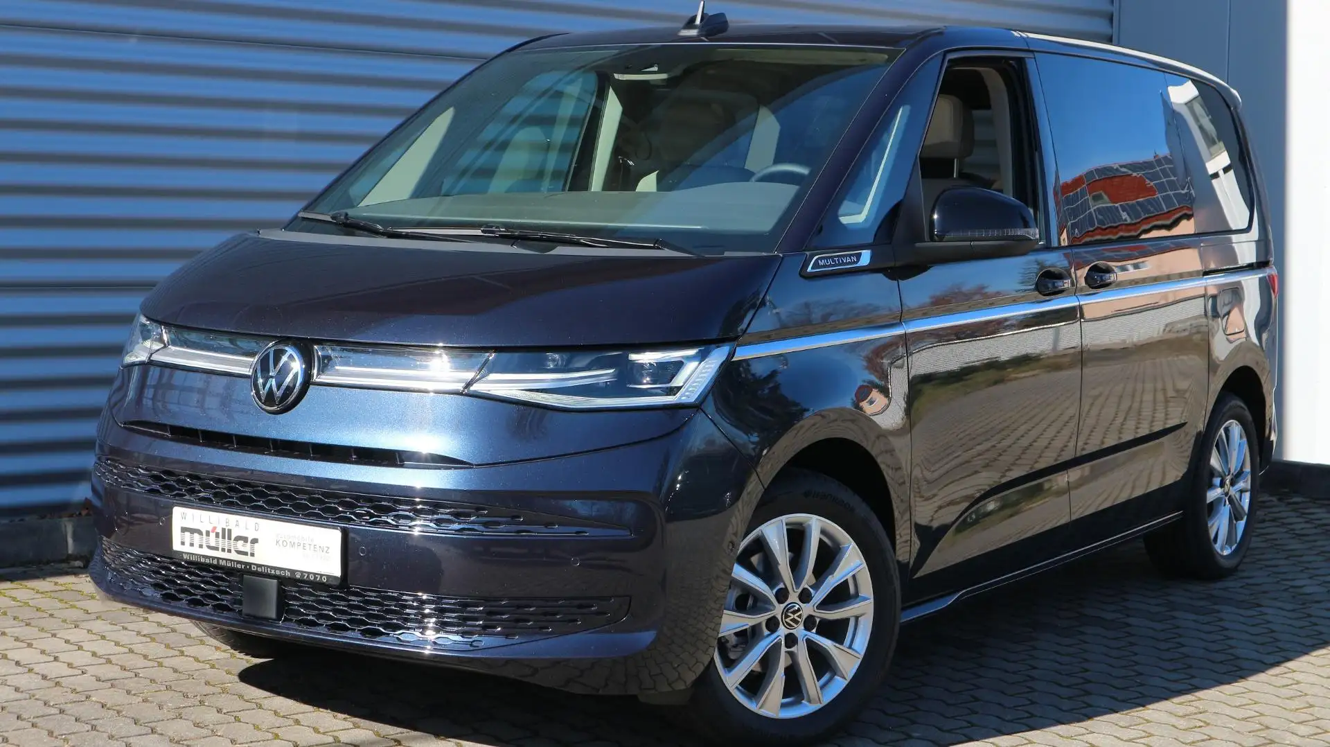 Volkswagen T7 Multivan Style Blau - 1
