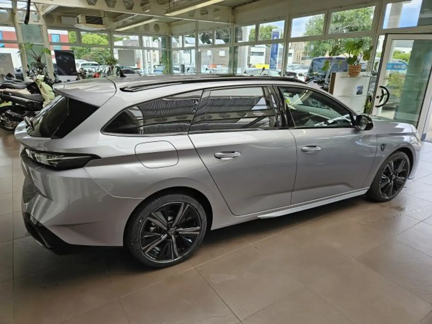 Peugeot 308 SW BlueHDi 130 EAT8 GT Silber - 2