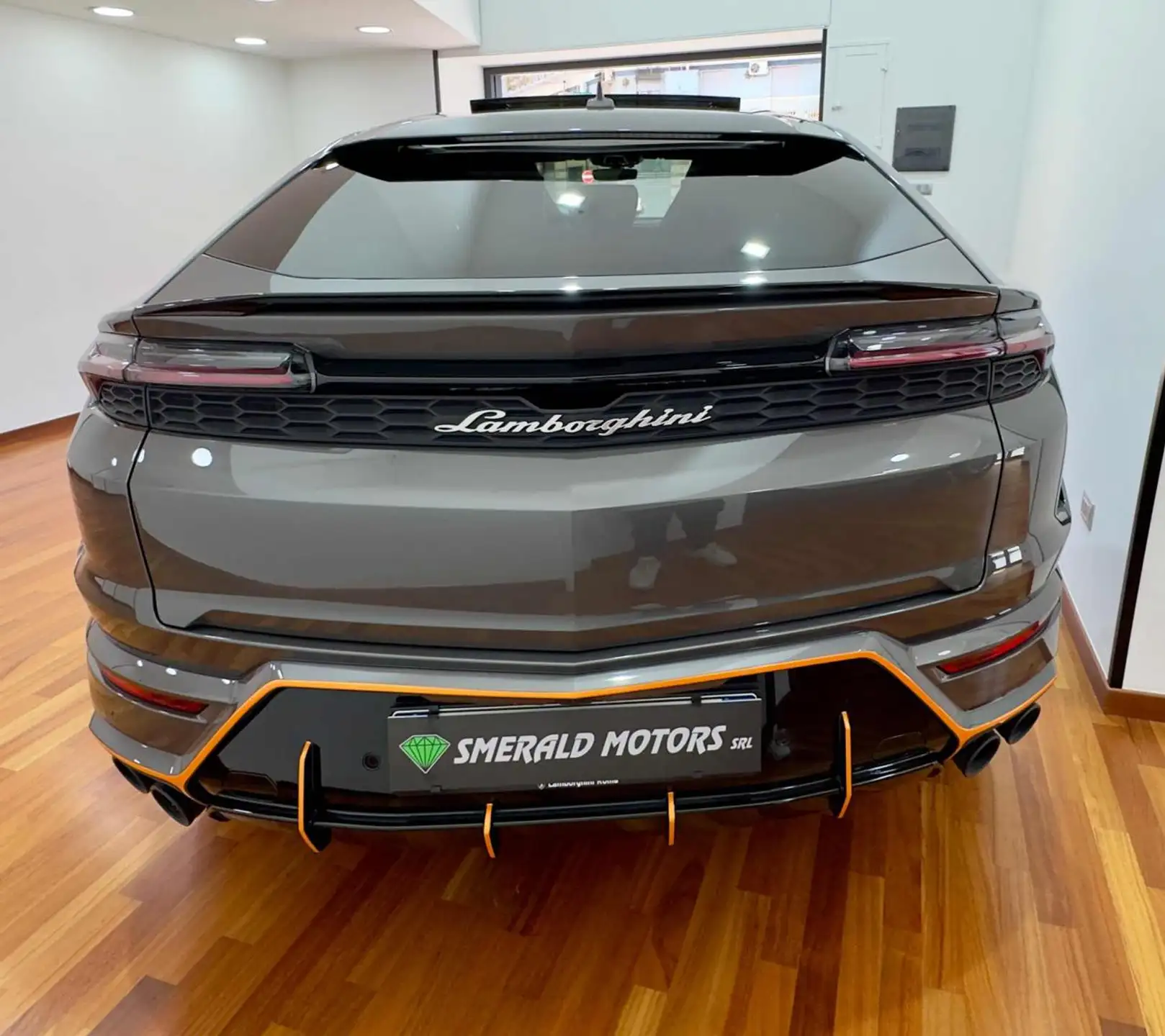 람보르기니 우루스 2025 회색 사진 6