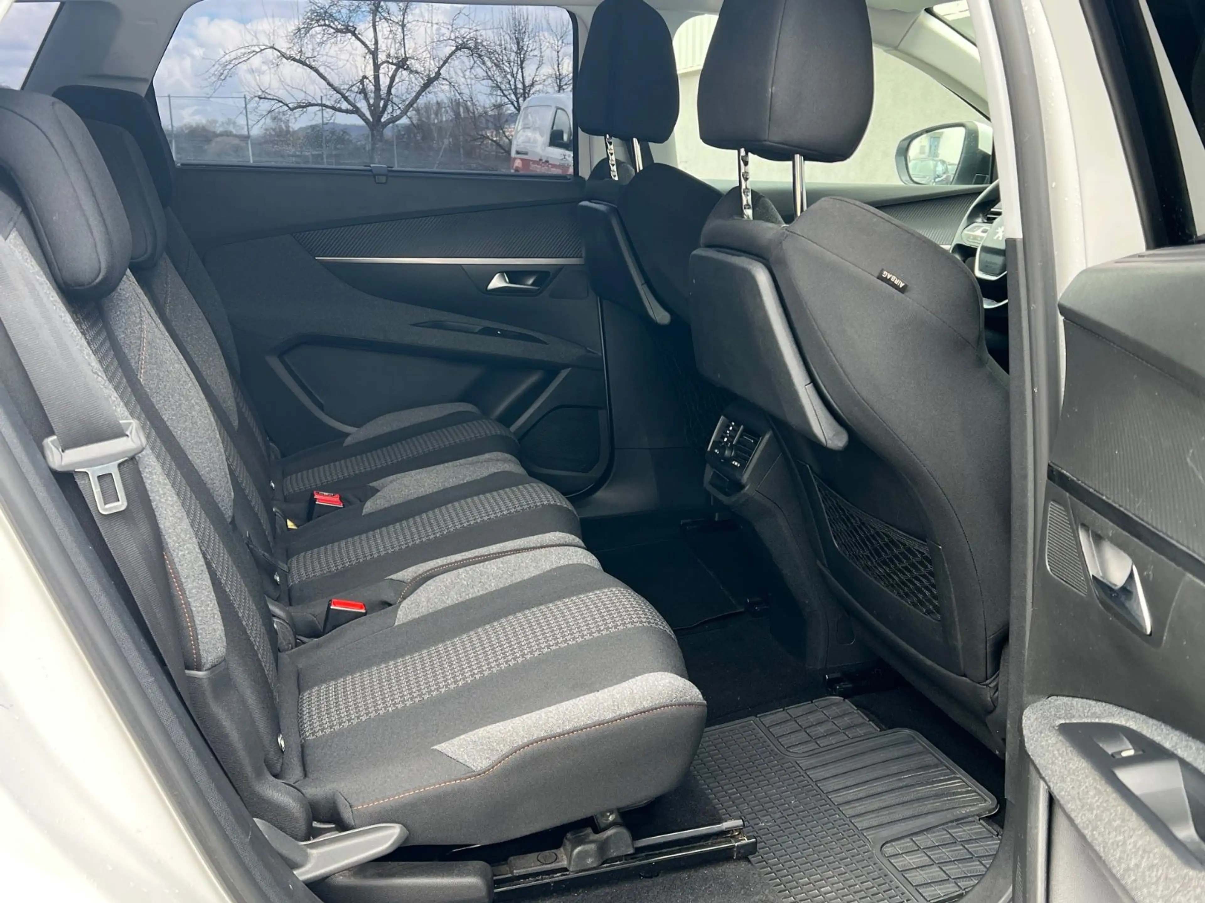 Peugeot 5008 PureTech 130 Active Kamera — photo 15