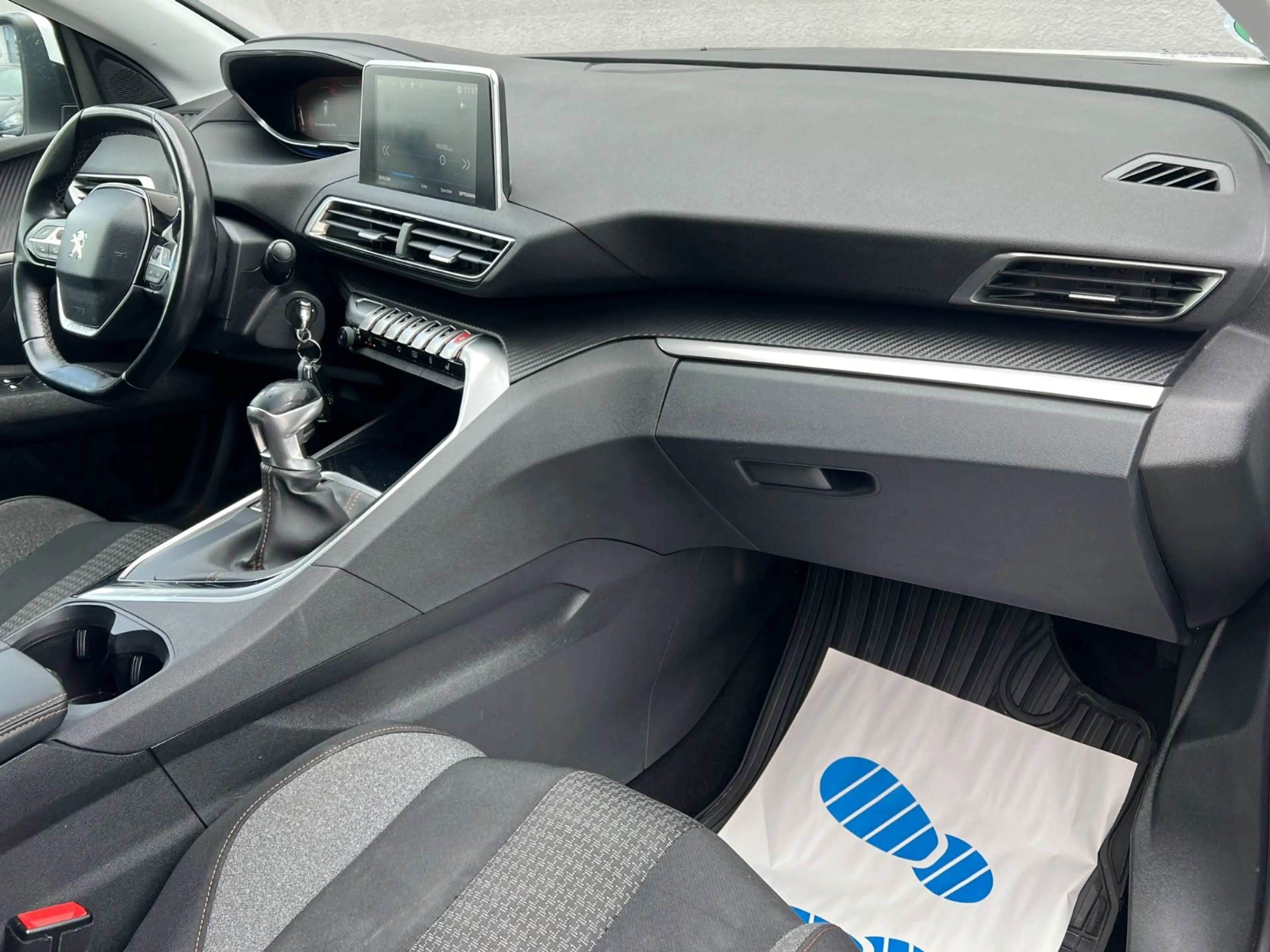 Peugeot 5008 PureTech 130 Active Kamera — photo 12
