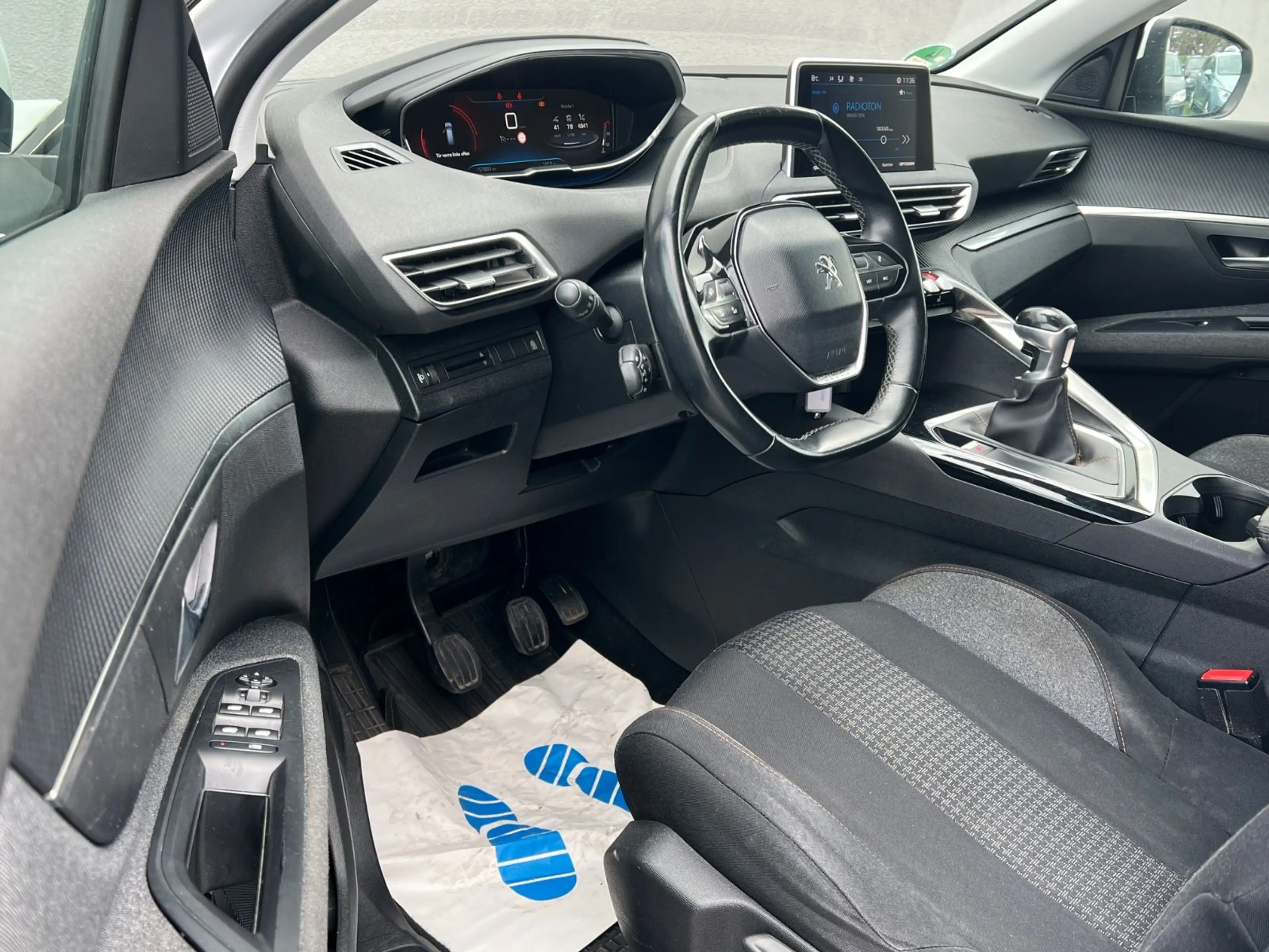 Peugeot 5008 PureTech 130 Active Kamera — photo 9