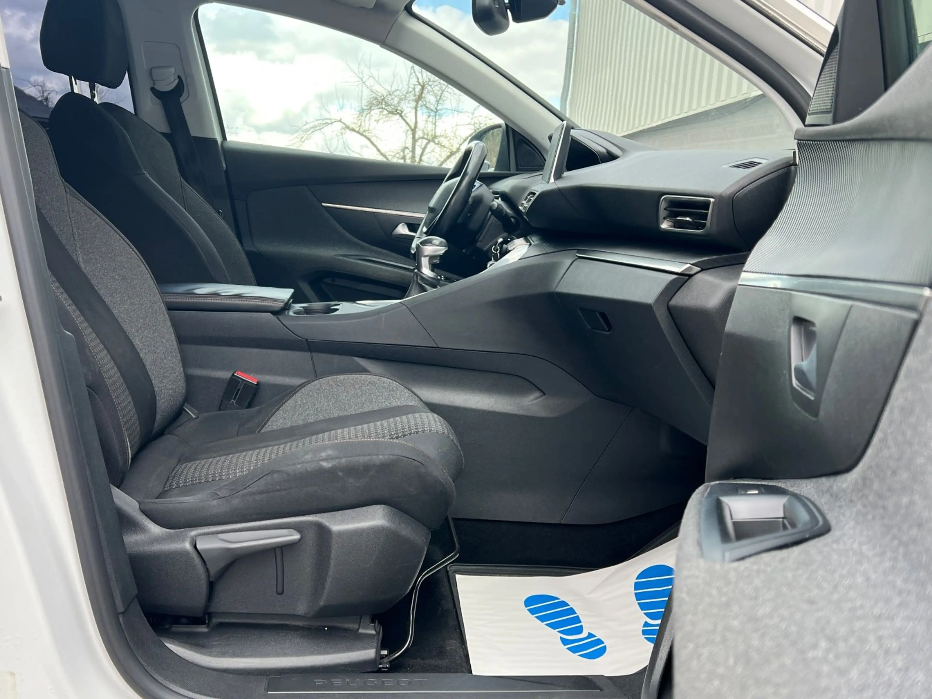 Peugeot 5008 PureTech 130 Active Kamera — photo 13