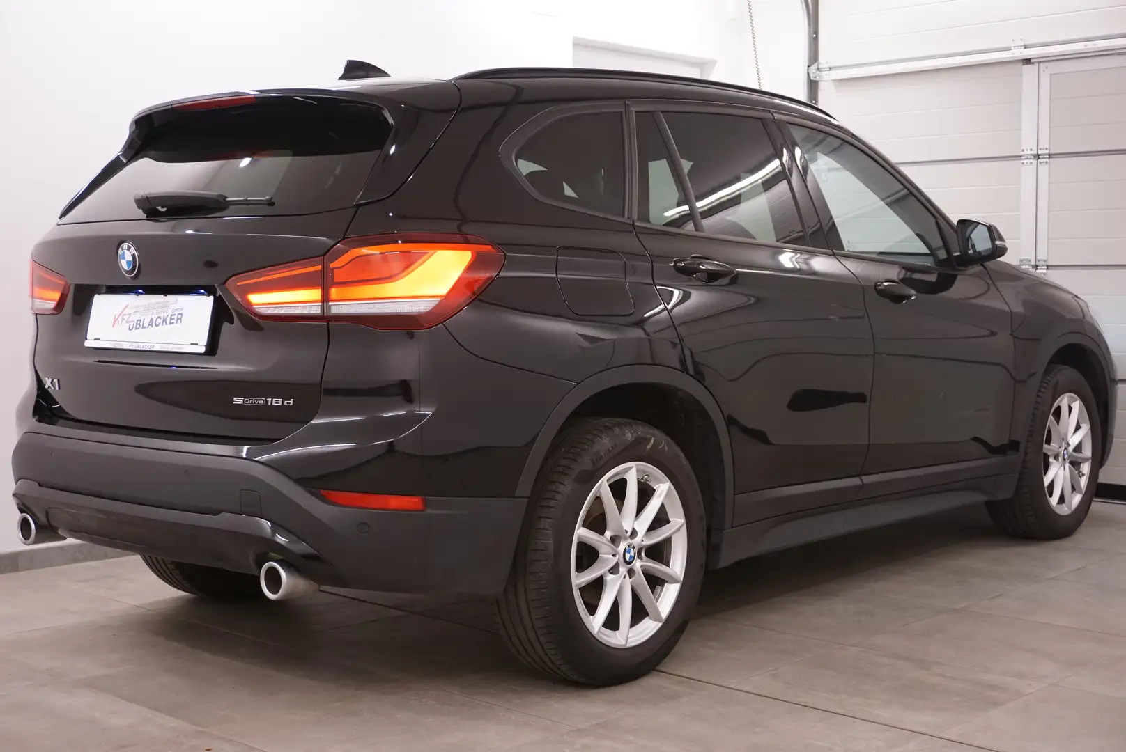 BMW X1 sDrive 18d // Voll LED Scheinwerfer // Schwarz - 2