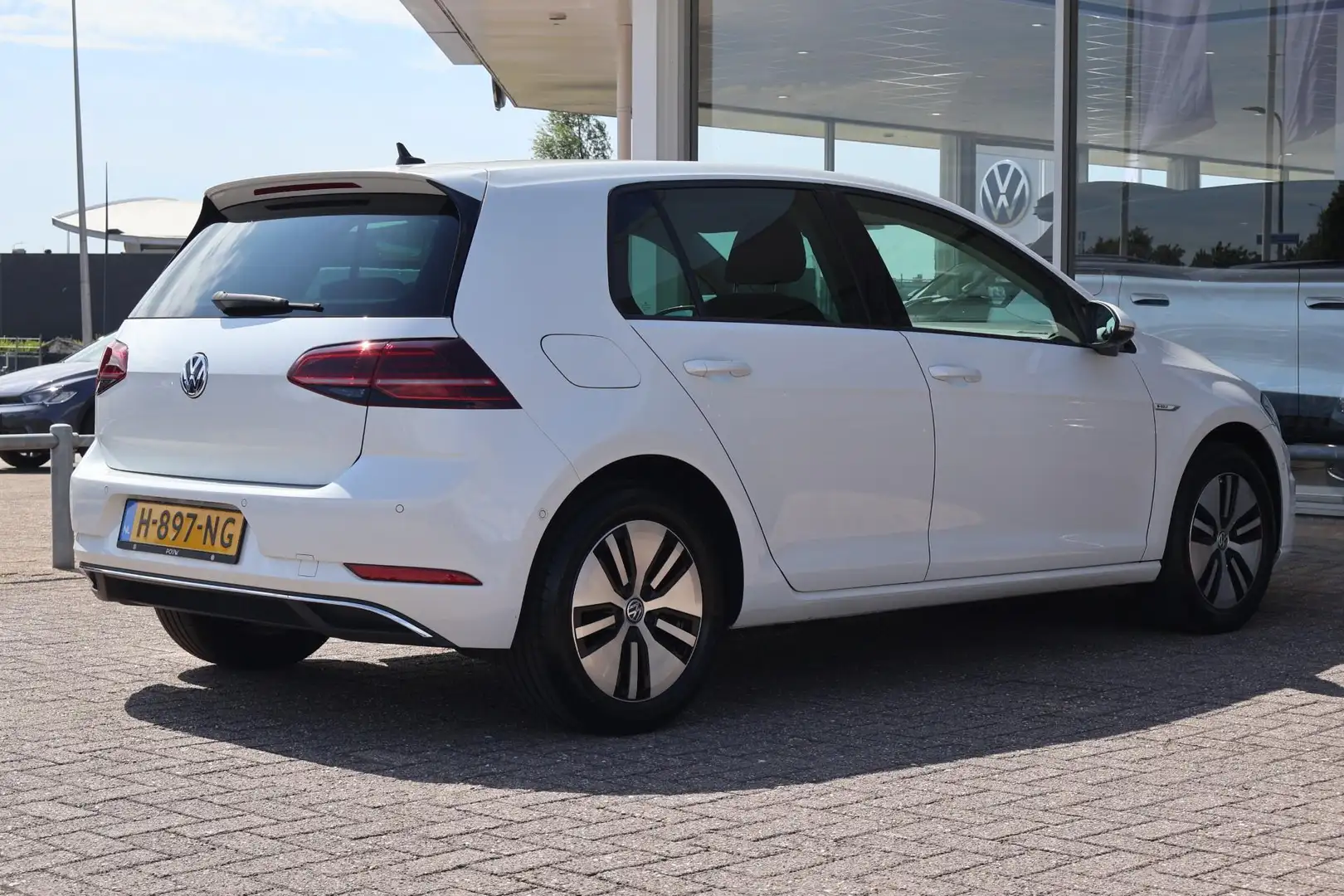 Volkswagen e-Golf 136pk E-DITION | SoH 94% | Navigatie | Verwarmde V Wit - 2