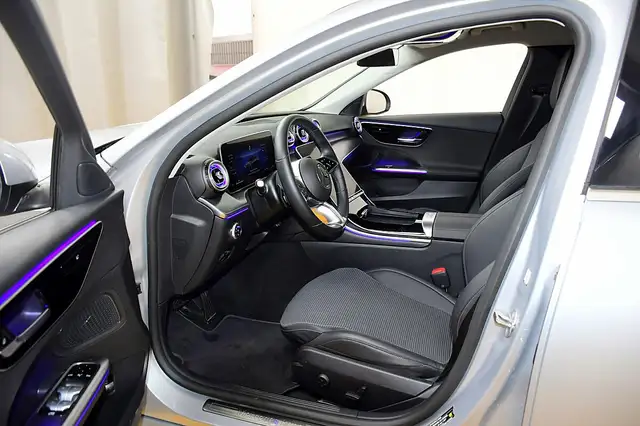 Mercedes-Benz C-Class view 9