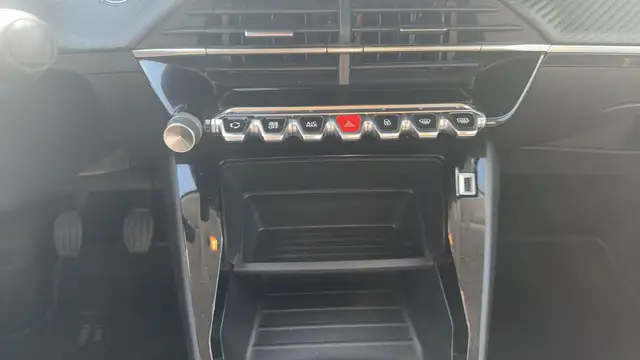 Peugeot 208 view 13
