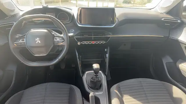 Peugeot 208 view 11