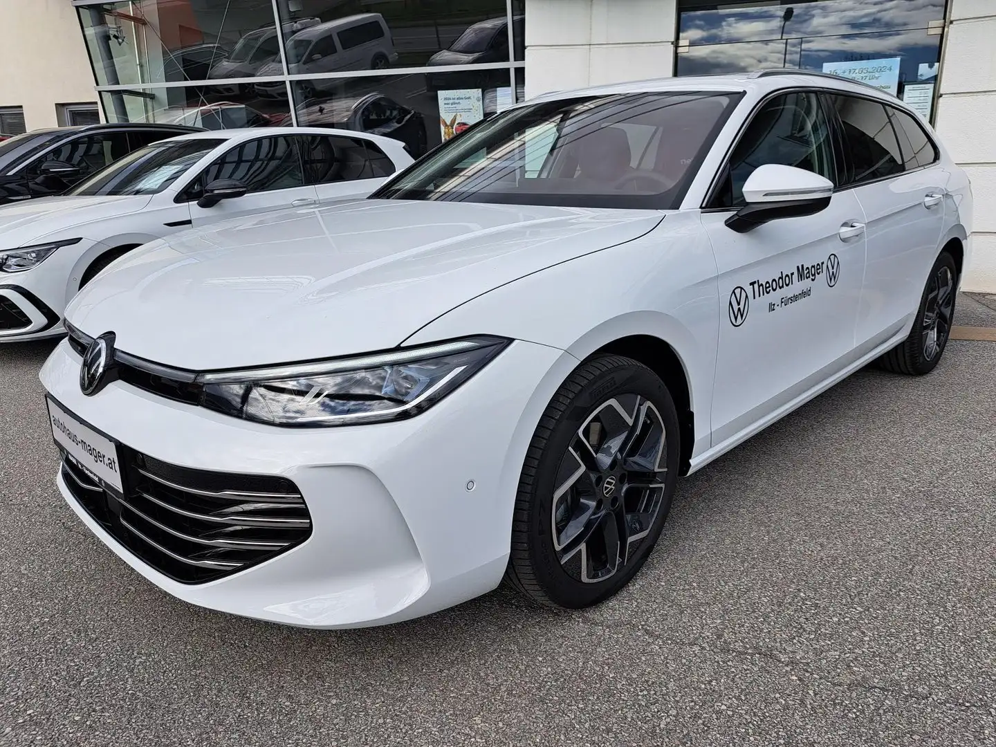 Volkswagen Passat Variant Elegance eTSI DSG Wit - 2