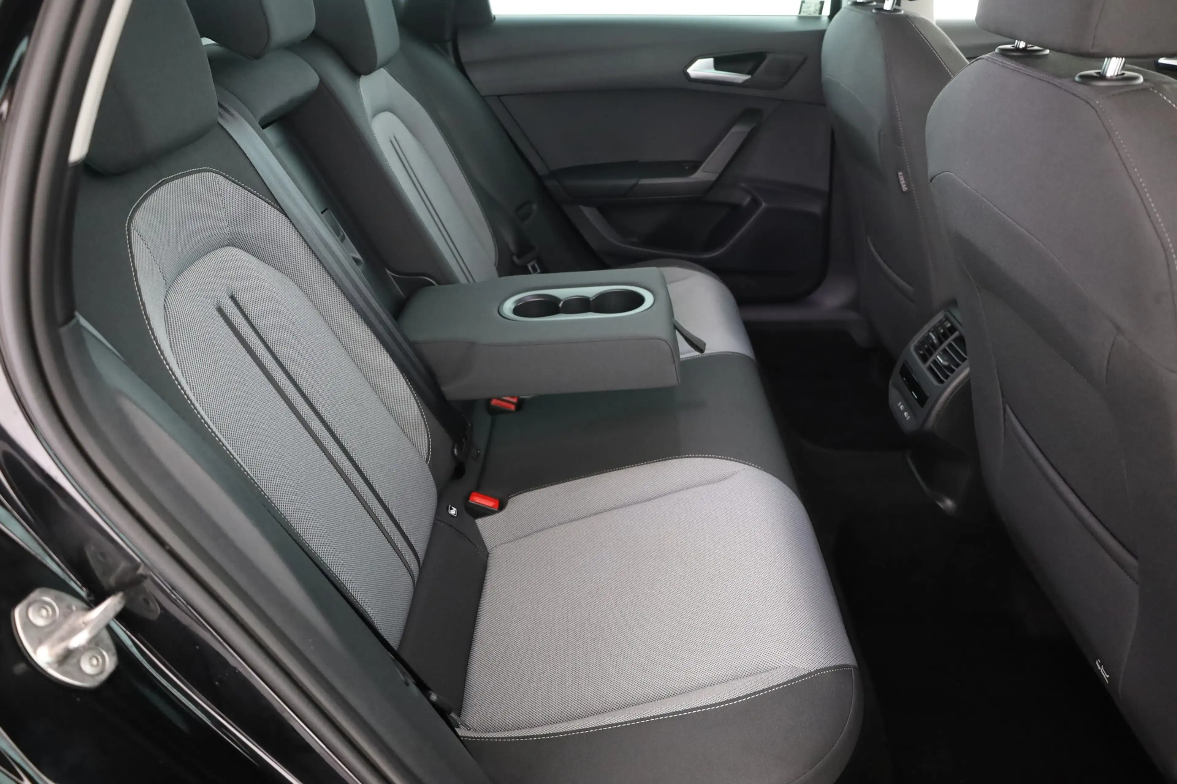 SEAT Leon ST 2.0 TDI DSG Style LED Navi Kamera ACC — photo 24