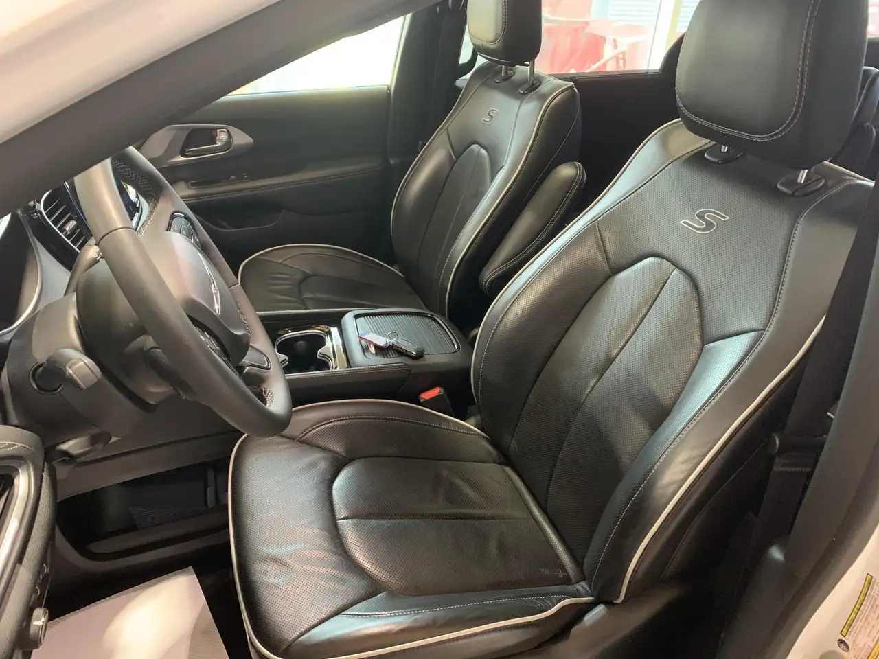 Chrysler Pacifica снимка Chrysler Pacifica