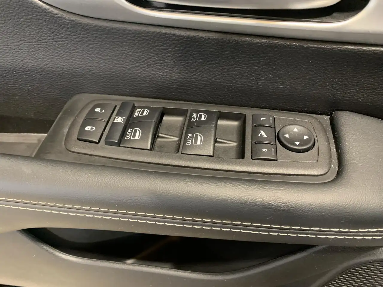 Chrysler Pacifica снимка Chrysler Pacifica