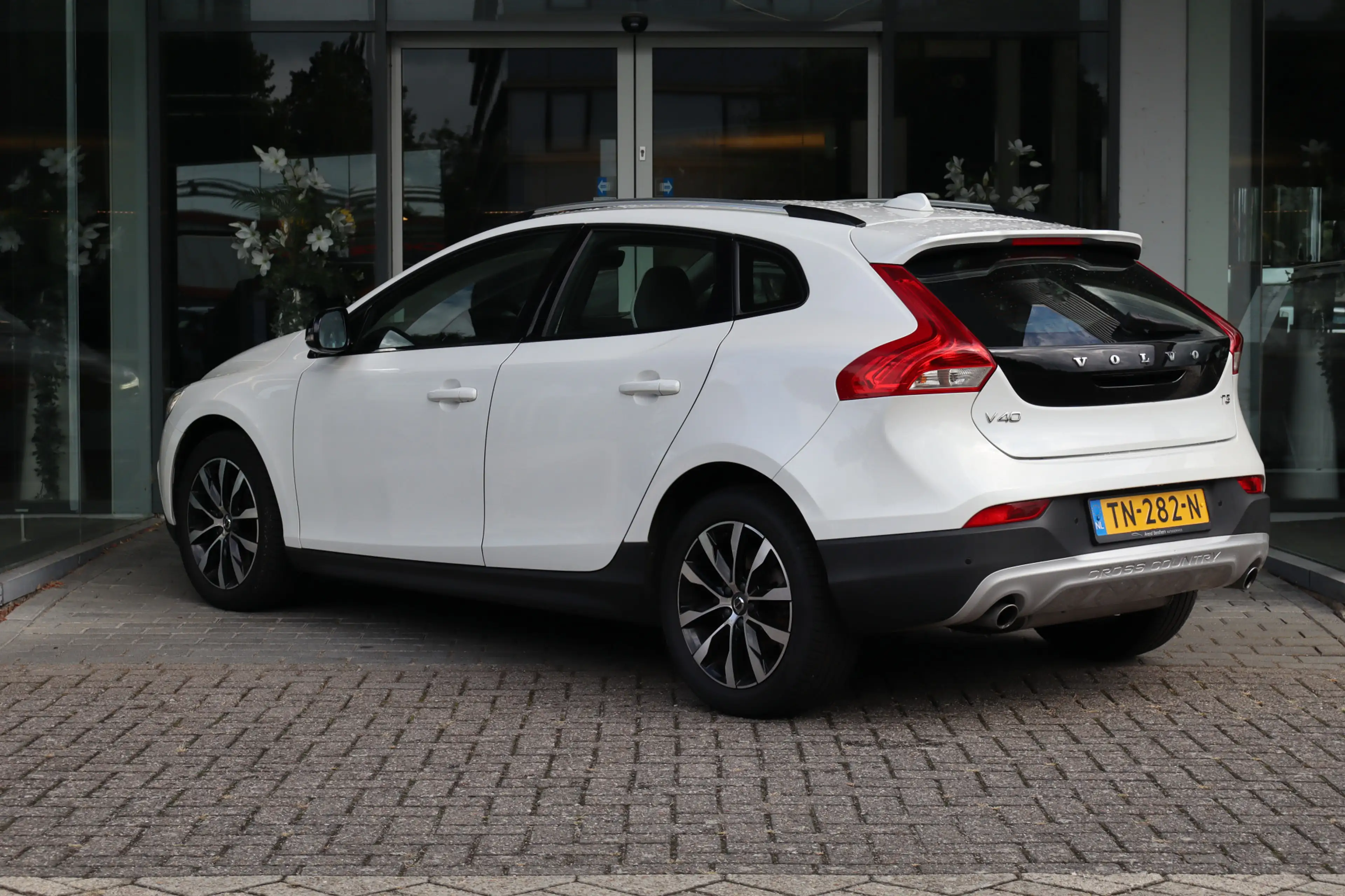 Volvo V40 Cross Country 1.5 T3 Dynamic Edition Navi / Led / Clima / Cruise — photo 3