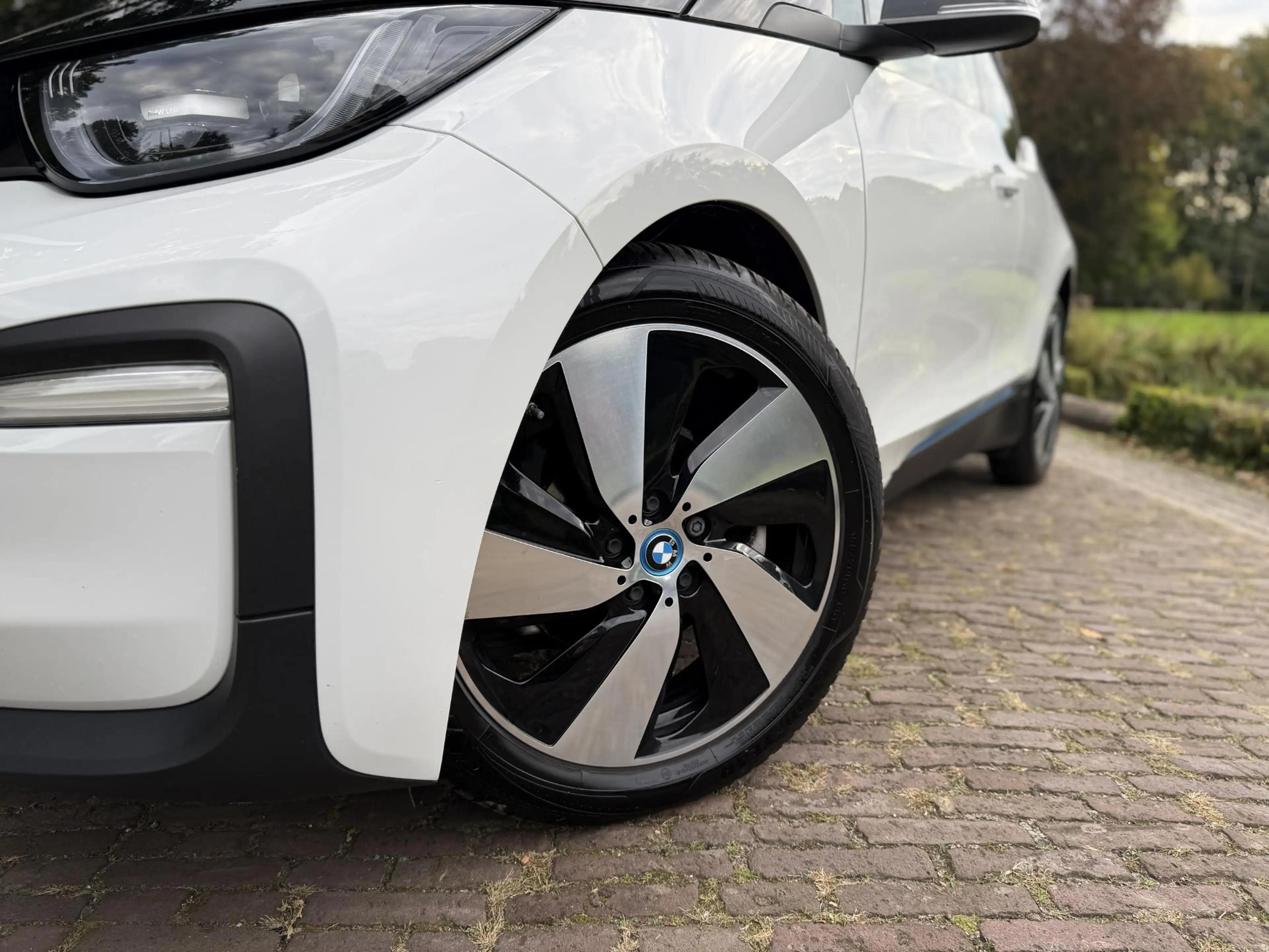 BMW i3 Basis 120Ah 42 kWh | PDC | Navi | Nieuwe Service & — photo 2