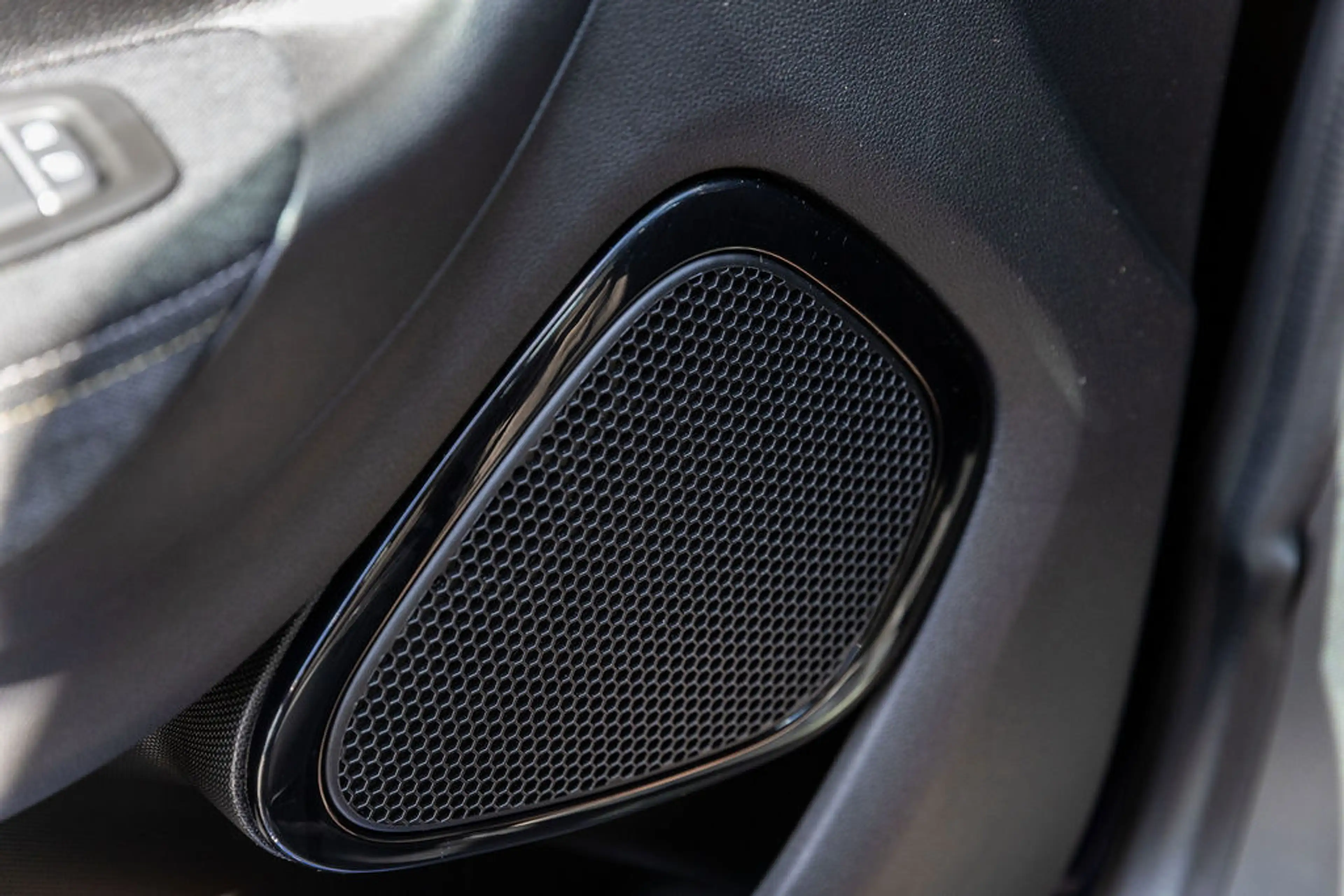 Renault ZOE R135 Iconic 52 kWh — photo 29