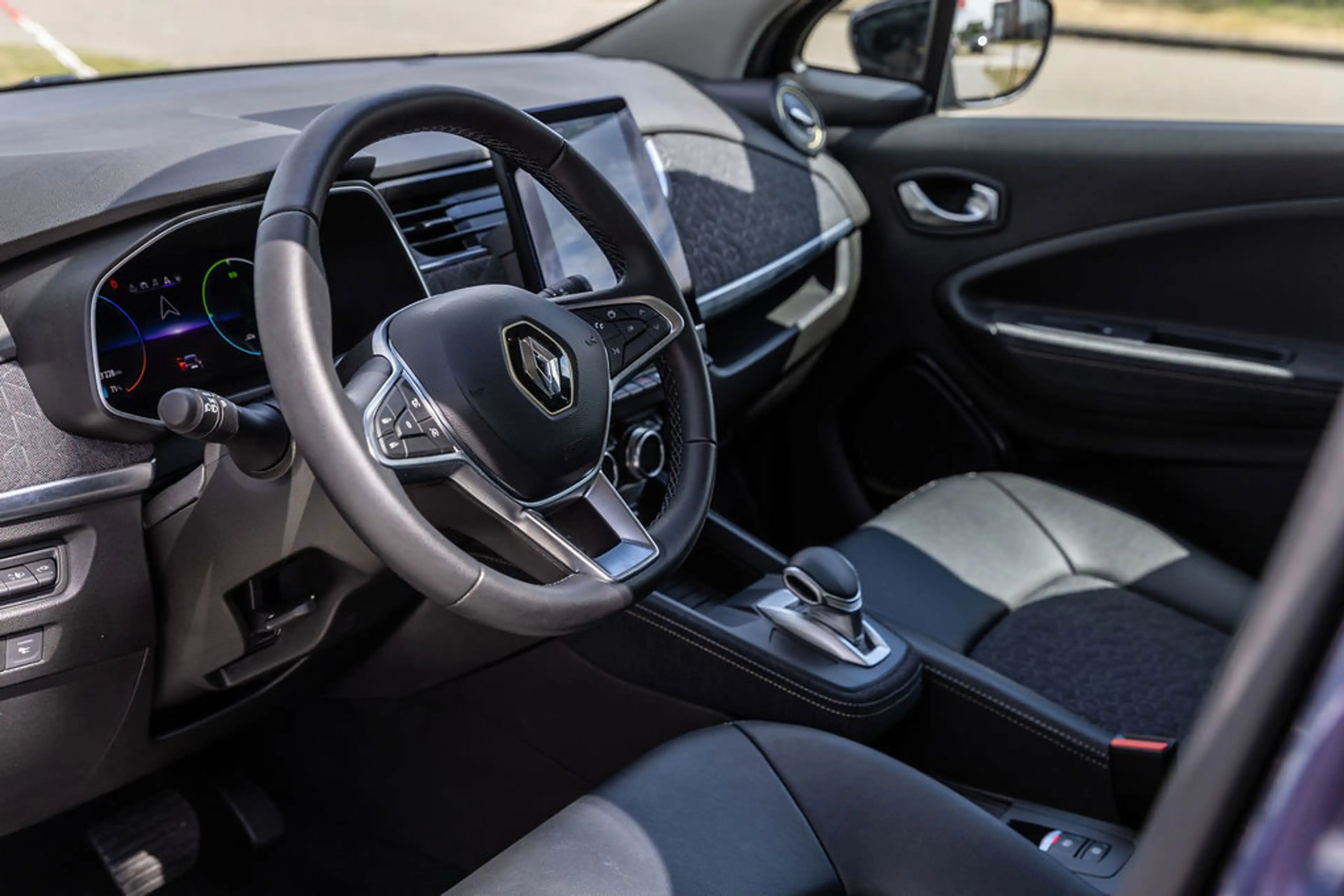 Renault ZOE R135 Iconic 52 kWh — photo 32