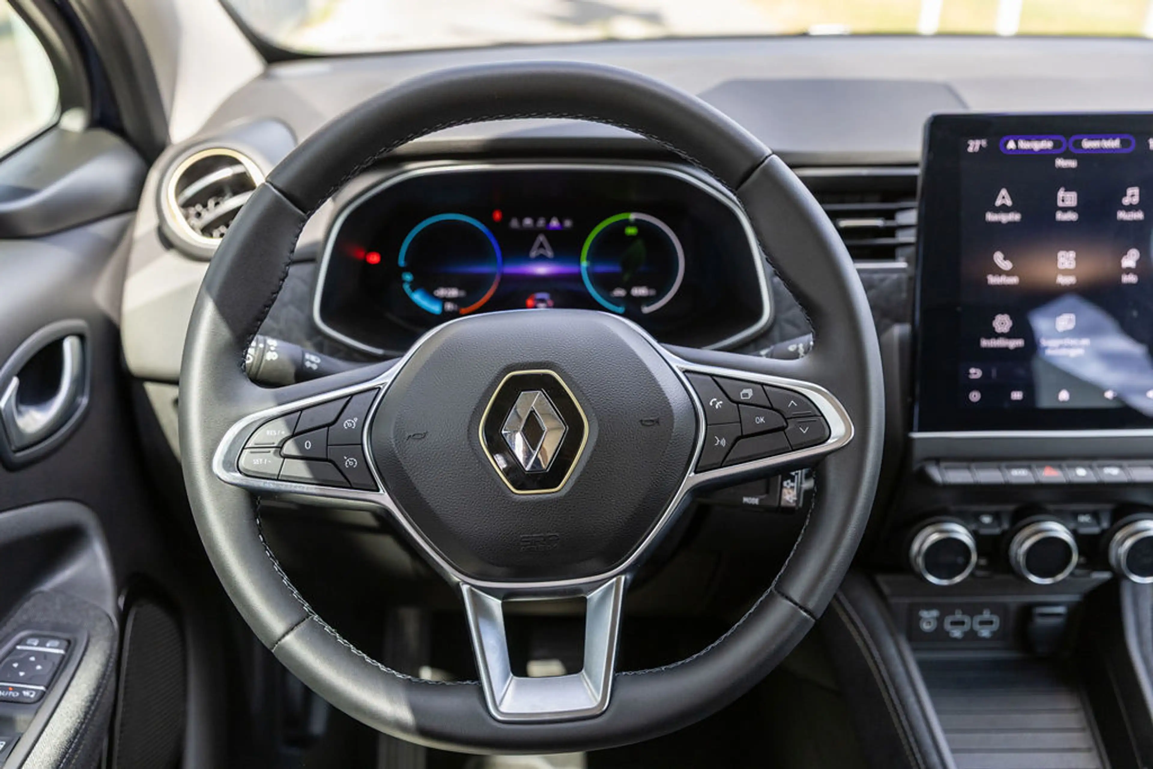 Renault ZOE R135 Iconic 52 kWh — photo 38