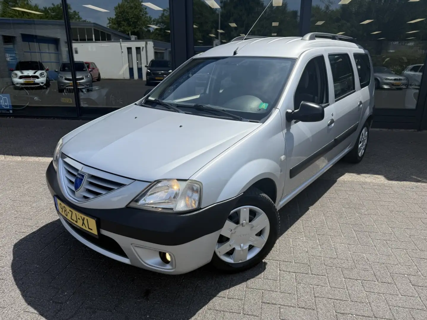 Dacia Logan MCV 1.6 Lauréate 7p. Gris - 1