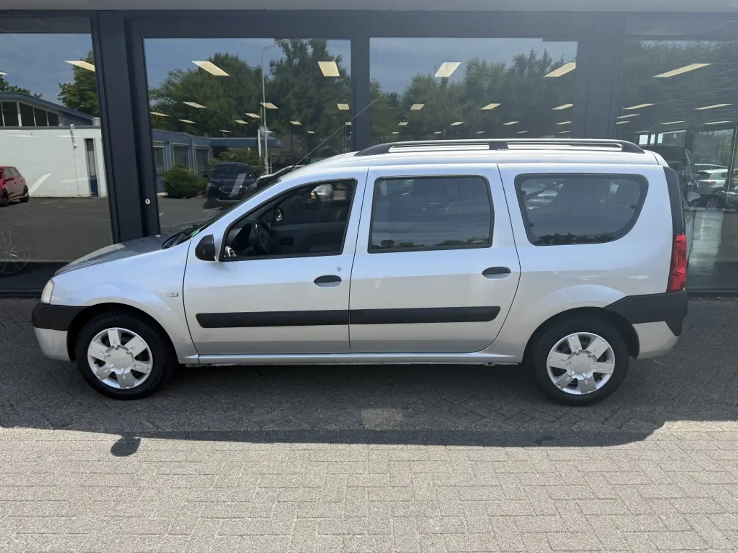 Dacia Logan MCV 1.6 Lauréate 7p. Gris - 2