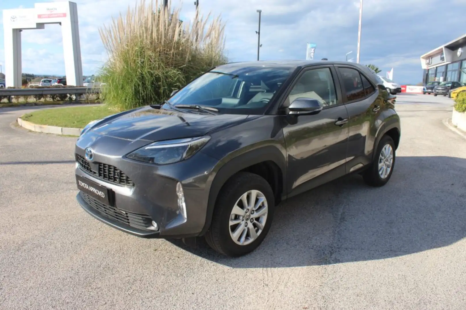 Toyota Yaris Cross 1.5 Hybrid 5p. E-CVT Active Grigio - 1