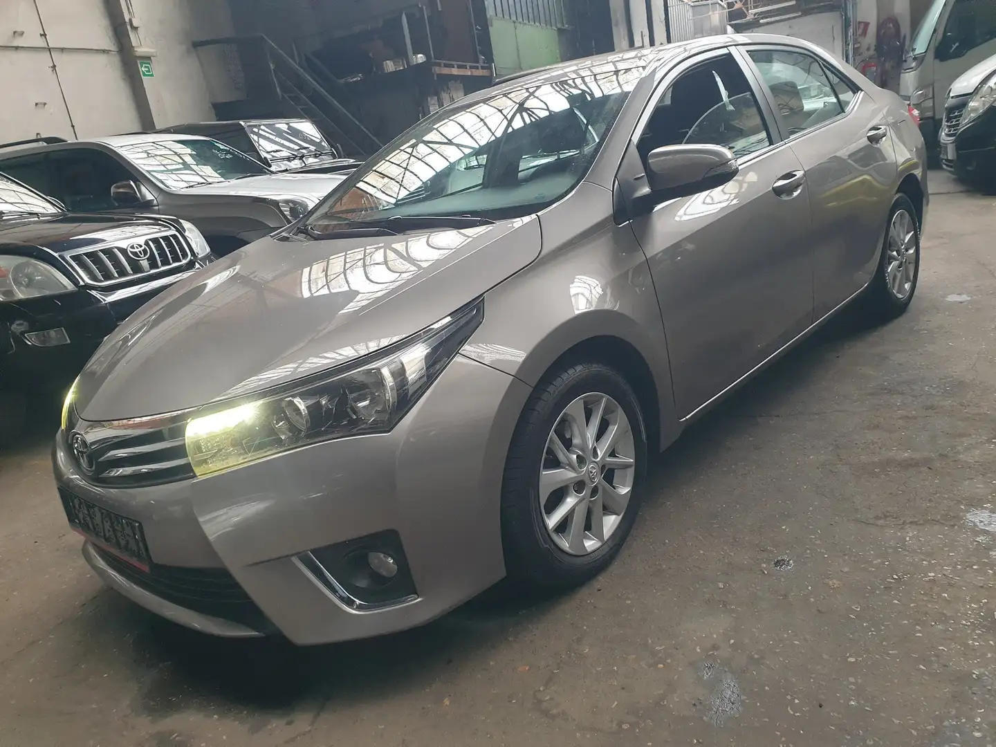 Toyota Corolla Corolla 1.4 D-4D Lounge Gris - 1