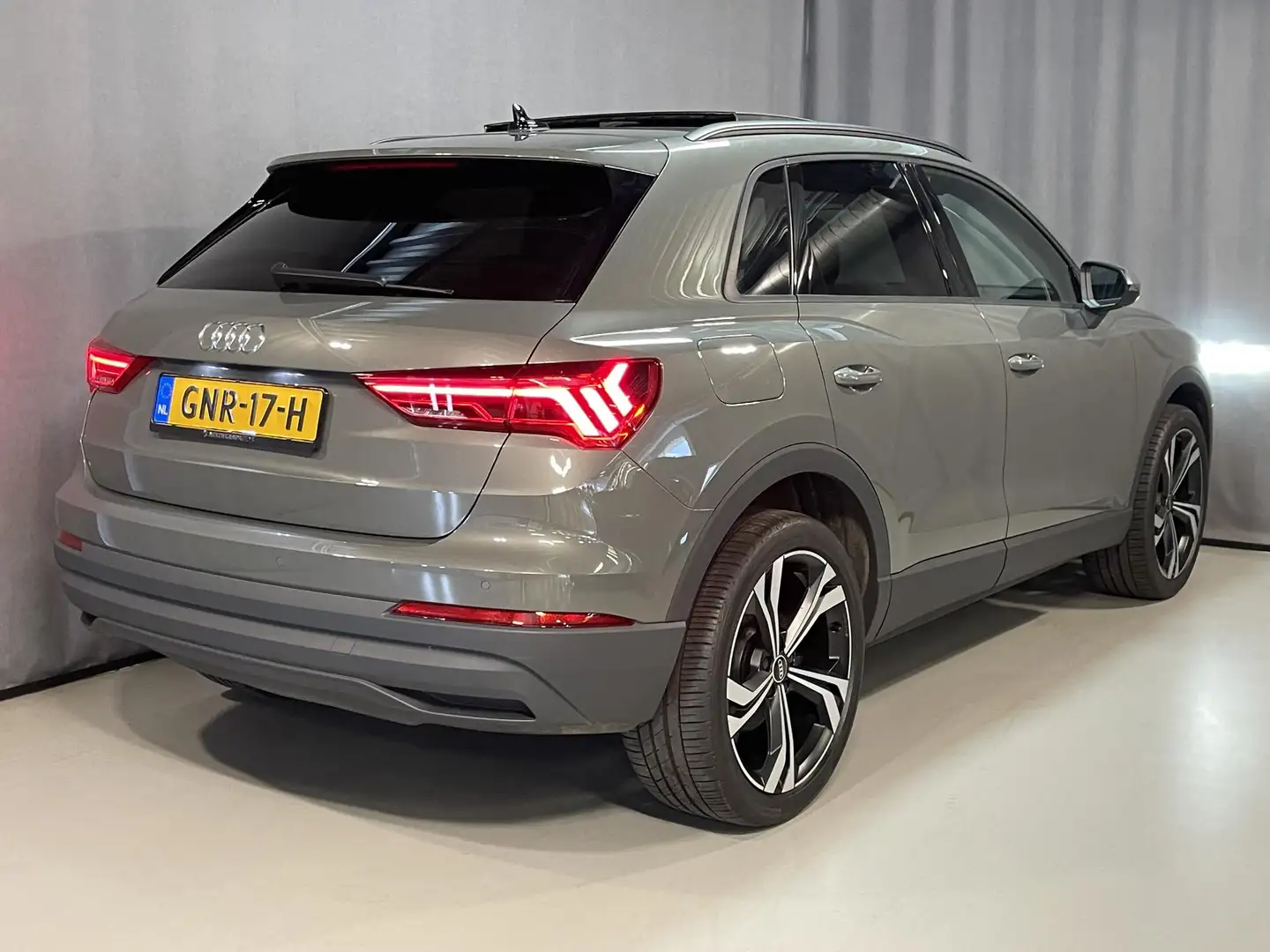 Audi Q3 45 TFSI e S edition 20"/Panoramadak/Dodehoek/Stoel Grijs - 2