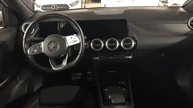 Mercedes-Benz GLA view 8