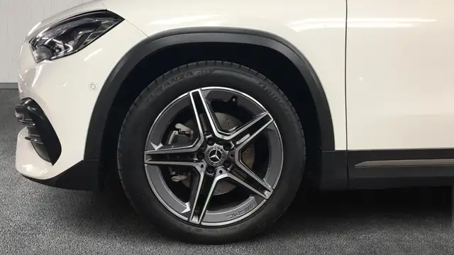 Mercedes-Benz GLA view 5
