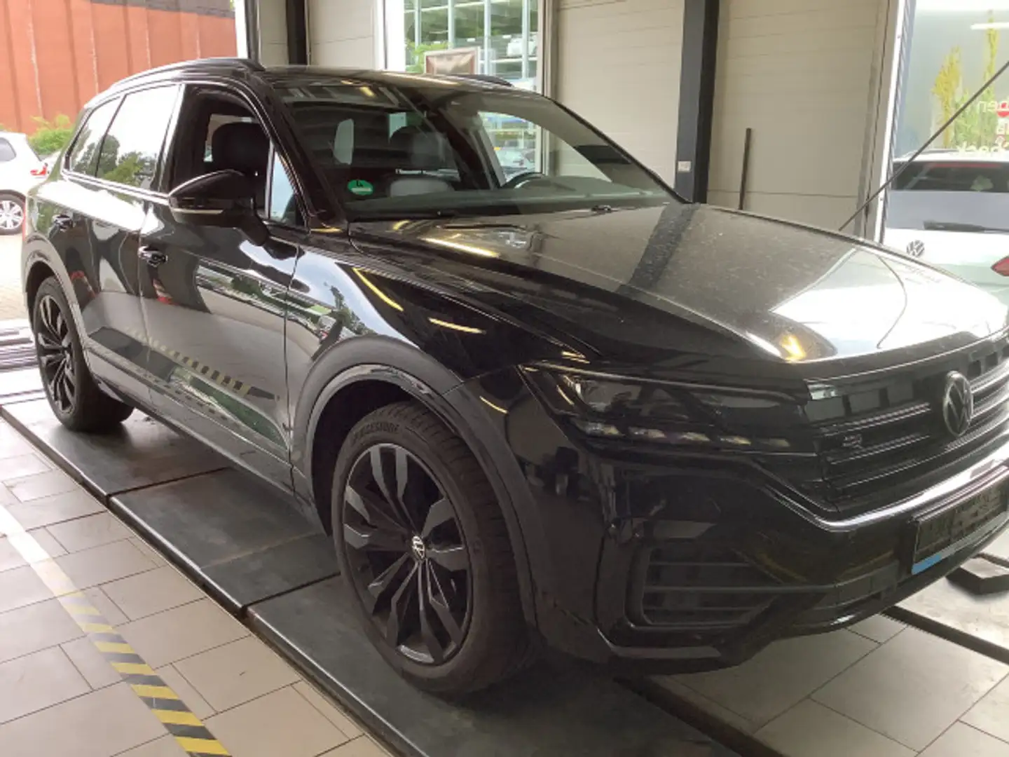 Volkswagen Touareg 3.0 V6 TDI R-Line 4M AHK Pano Stdhzg ACC Schwarz - 2