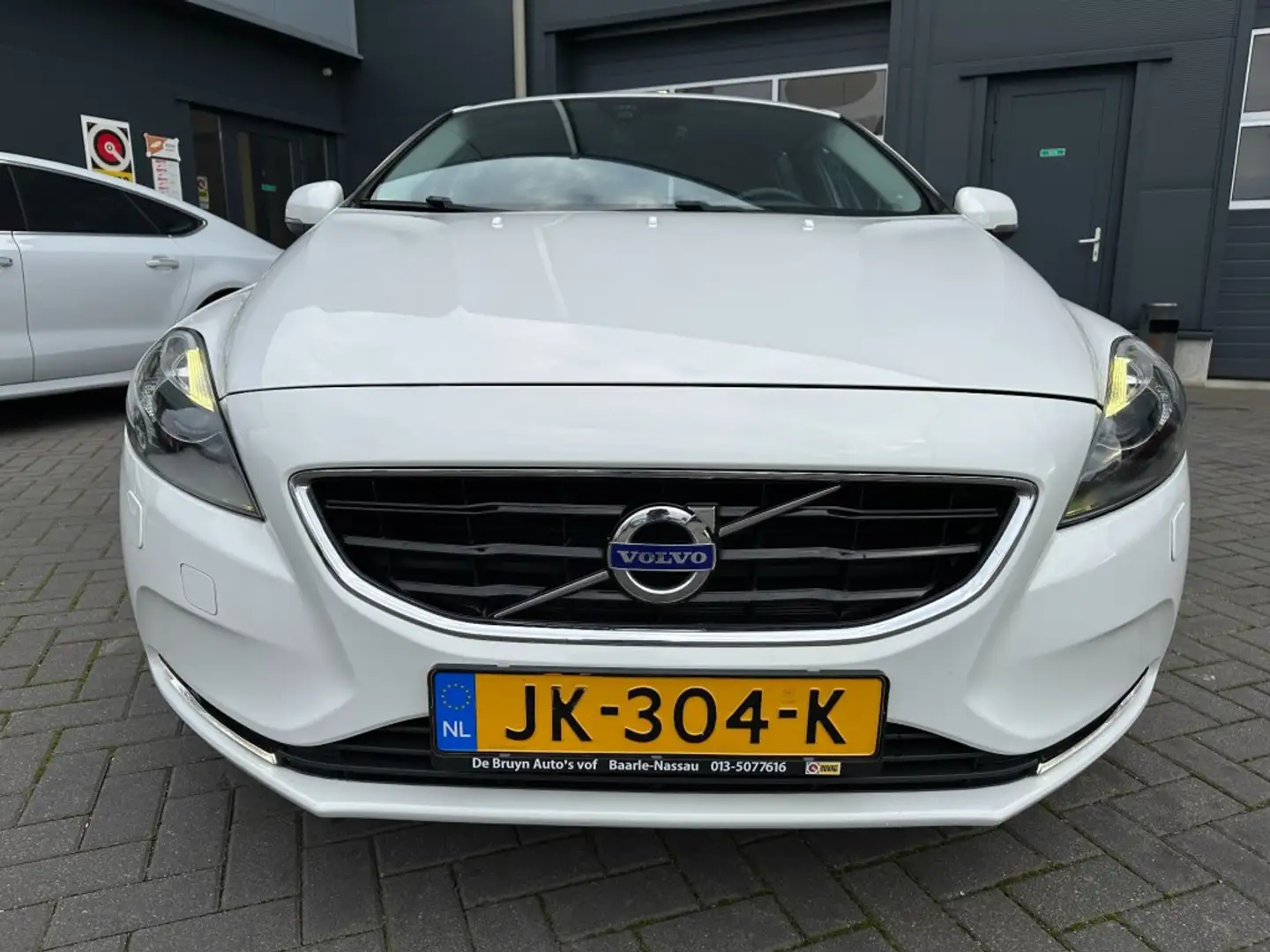 Volvo V40 2.0 T2 Nordic+ Navigatie stoelverwarming Weiß - 2