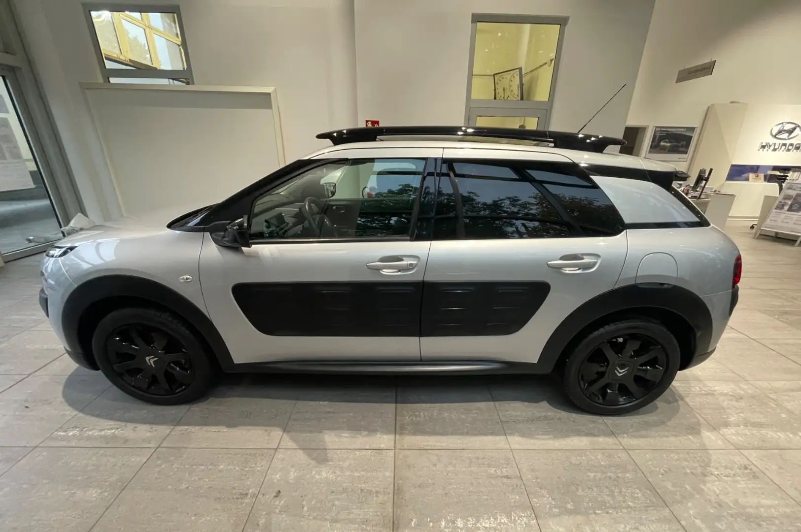 Citroen C4 Cactus 1.2 VTi Shine PANO SHZ RKAM Matrix LM Gris - 2