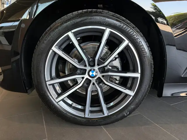 BMW 3 Series view 11