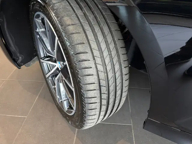 BMW 3 Series view 4