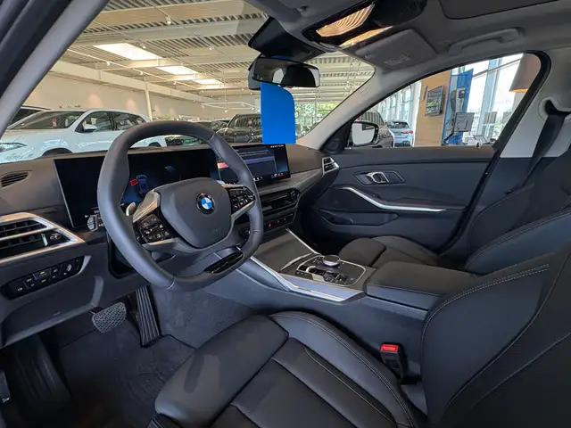 BMW 3 Series view 14