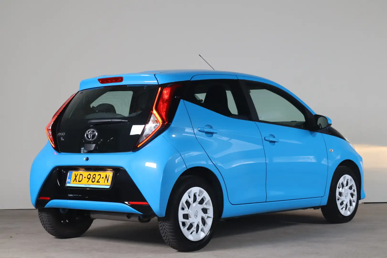 Toyota Aygo 1.0 VVT-i x-play - NL- Auto!! Apple I Camera I Air Blau - 2
