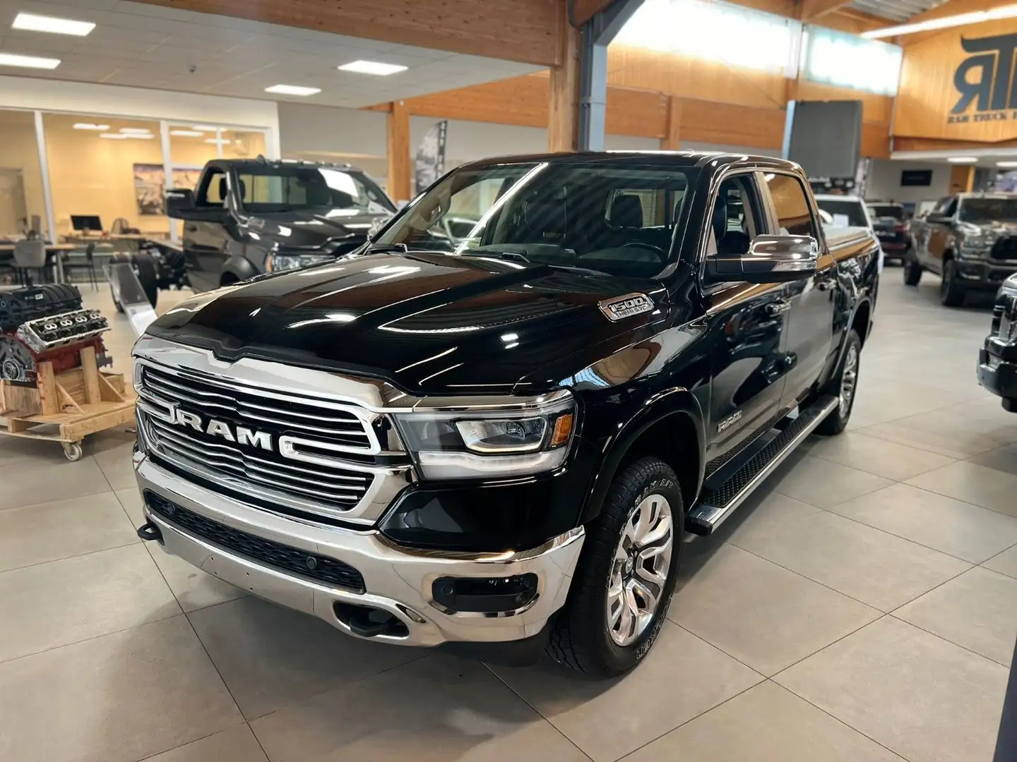 Dodge RAM 1500 Laramie CREW CAB 4X4 Schwarz - 2