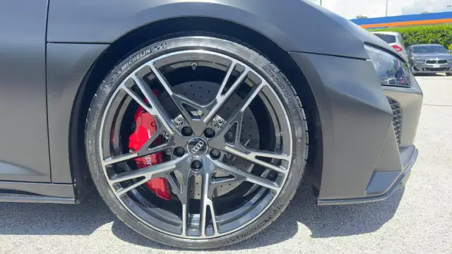 Audi R8 view 4