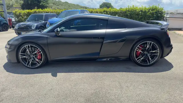 Audi R8 view 6