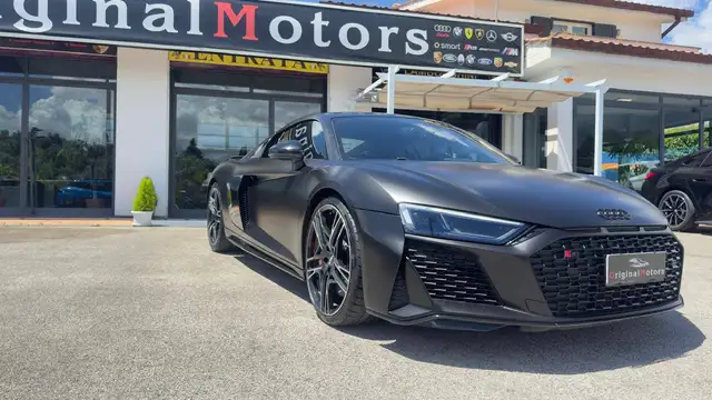 Audi R8 view 3