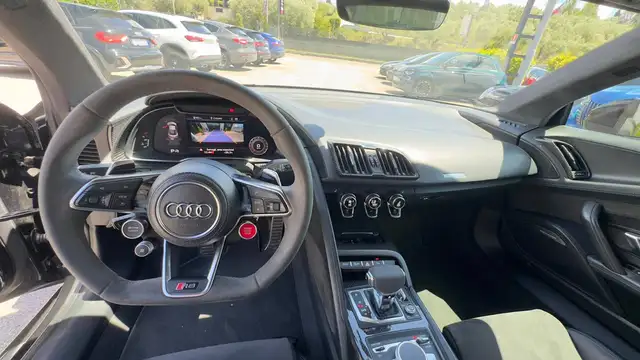 Audi R8 view 11