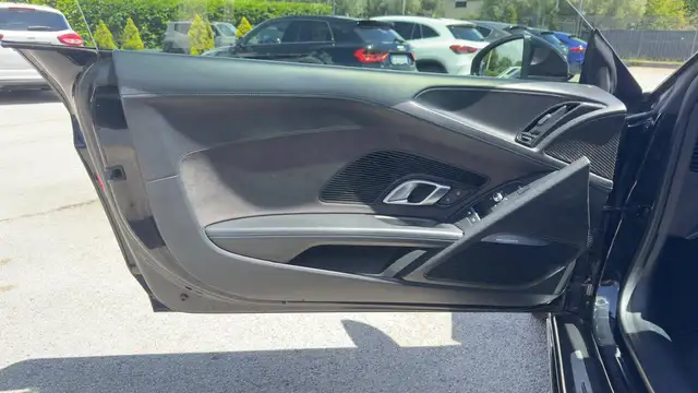 Audi R8 view 15