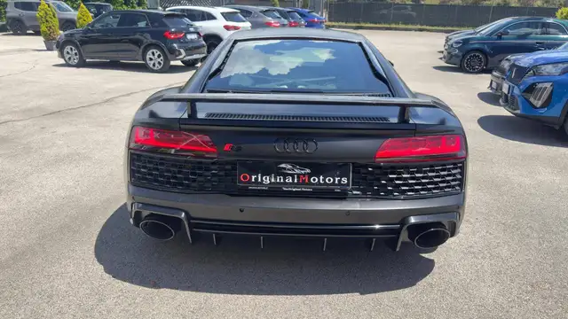 Audi R8 view 7