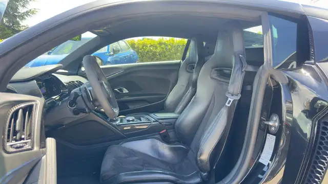Audi R8 view 10