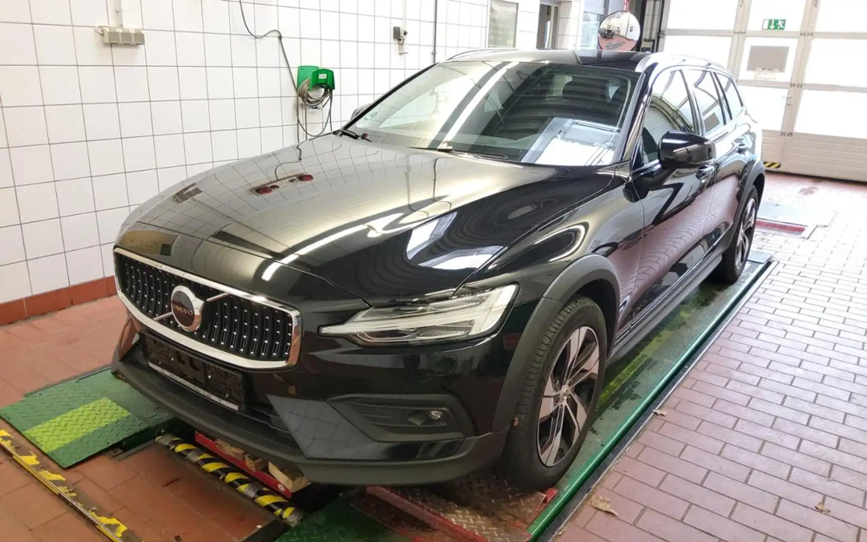 Volvo V60 Cross Country Plus B4 AWD +WINTER PAKET+ Schwarz - 2