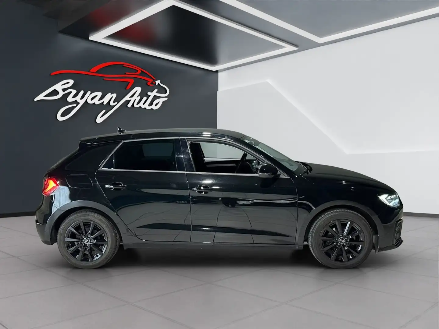 Audi A1 Sportback 25 1.0 tfsi Identity Black s-tronic Чорний - 1