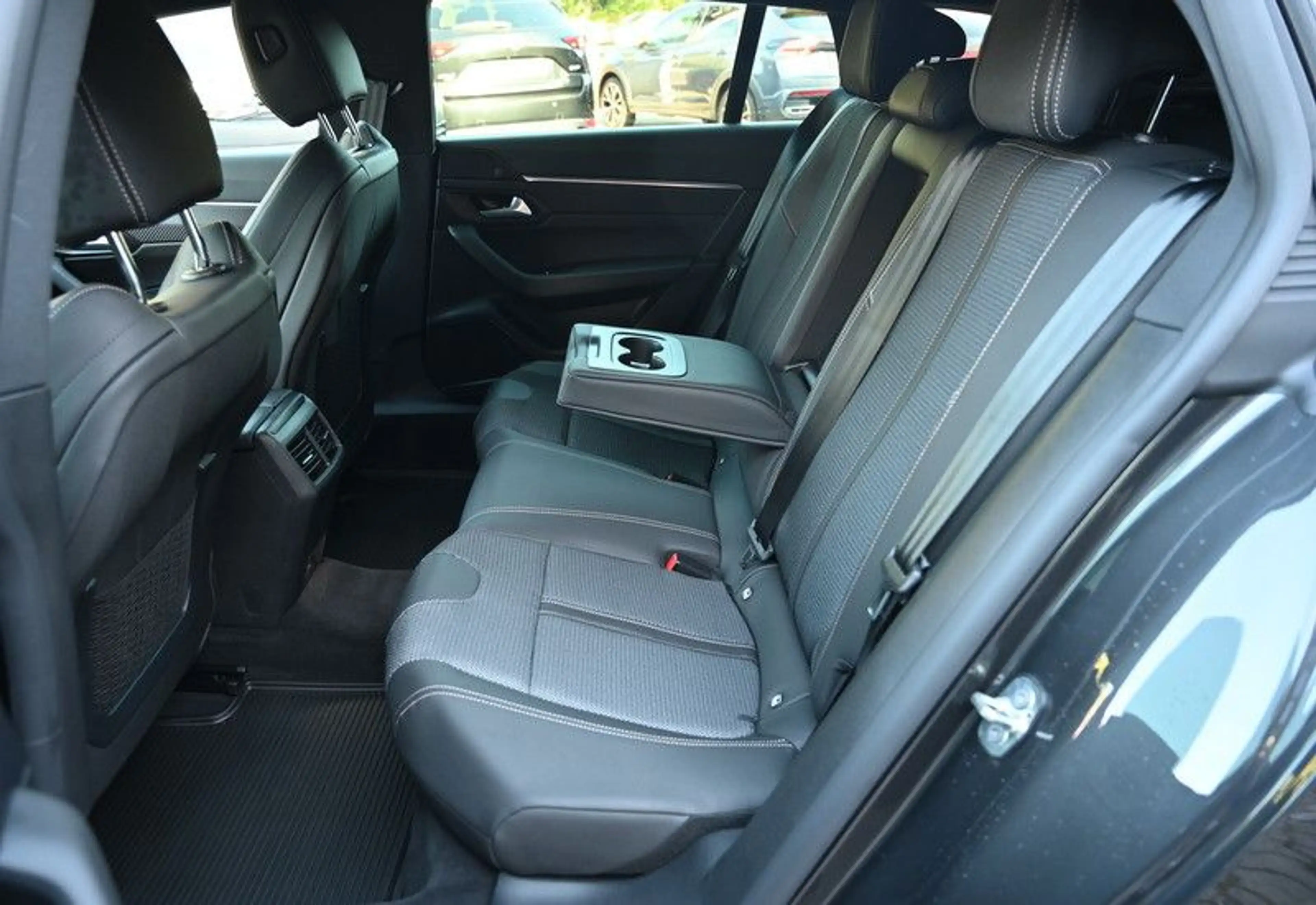 Peugeot 508 SW Hybrid 225 Allure — photo 13