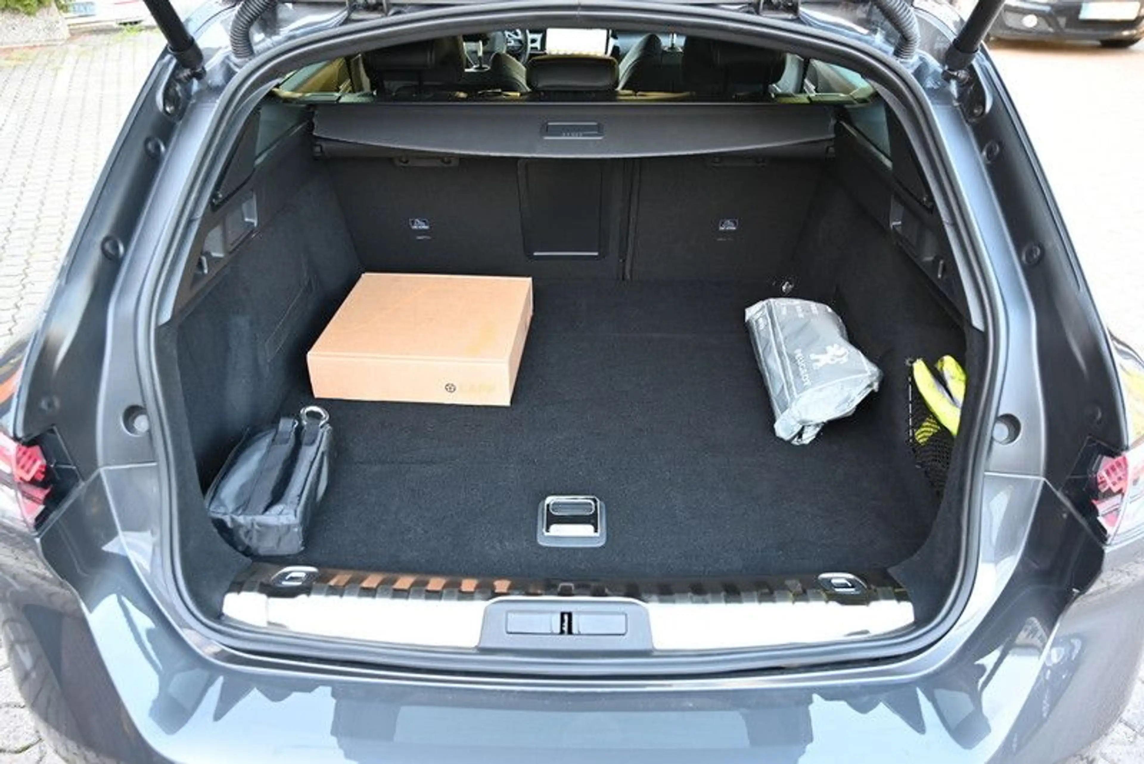 Peugeot 508 SW Hybrid 225 Allure — photo 14